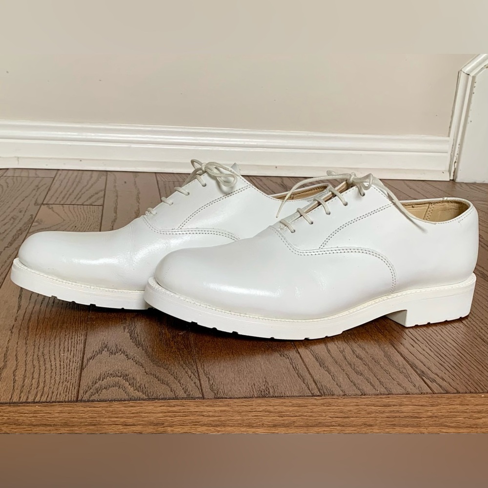 Canada West White Leather Oxfords
Size 9-9 1/2